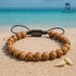 Natursteinarmband aus Landschaftsjaspis am Strand mit Muscheln – UNIQAL Sommerstil